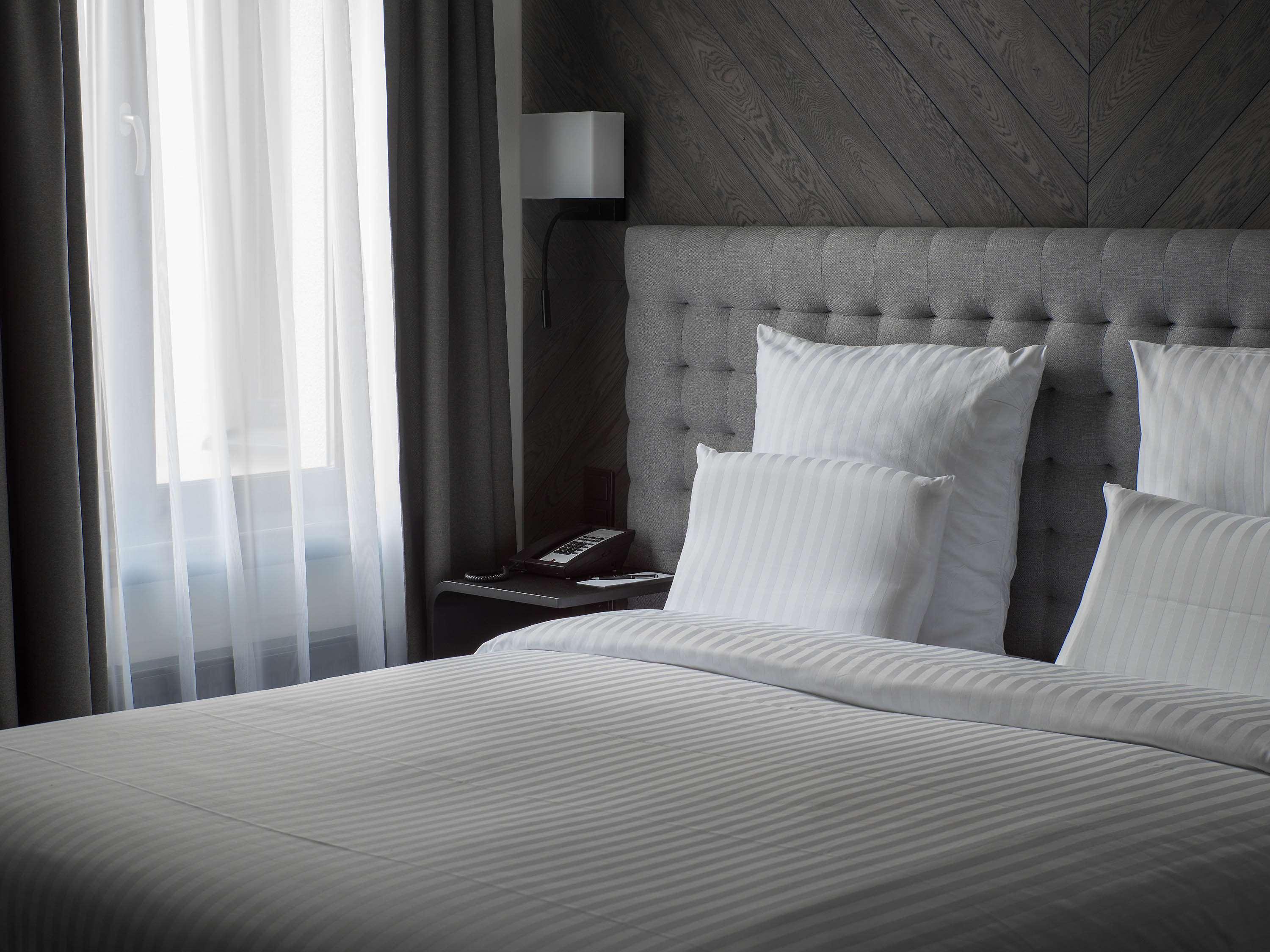 فندق بولمان ريغا أولد تاون المظهر الخارجي الصورة A bed with white sheets