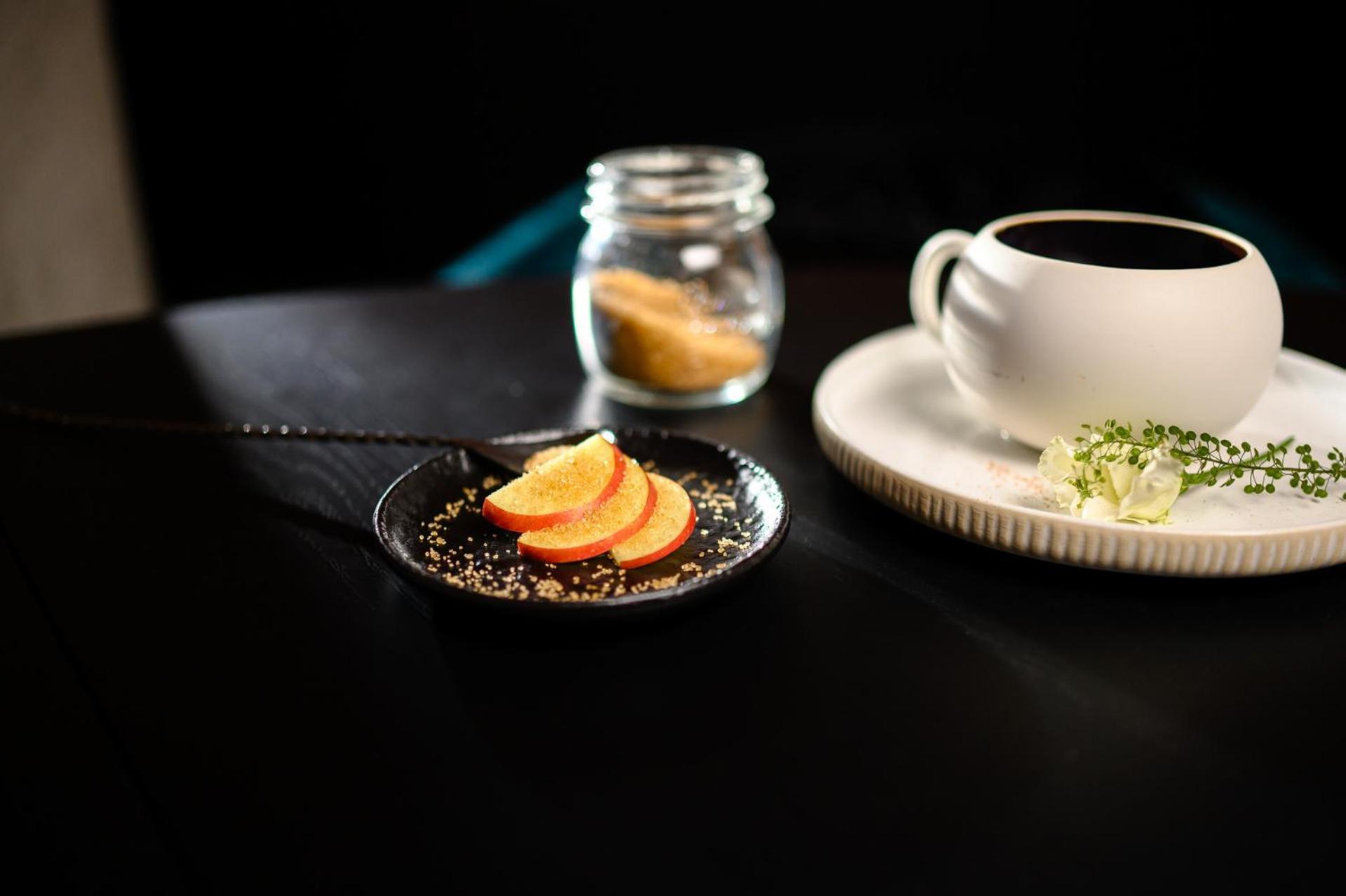 فندق بولمان ريغا أولد تاون المظهر الخارجي الصورة A cup of coffee with a jar of sugar and a plate of lemon