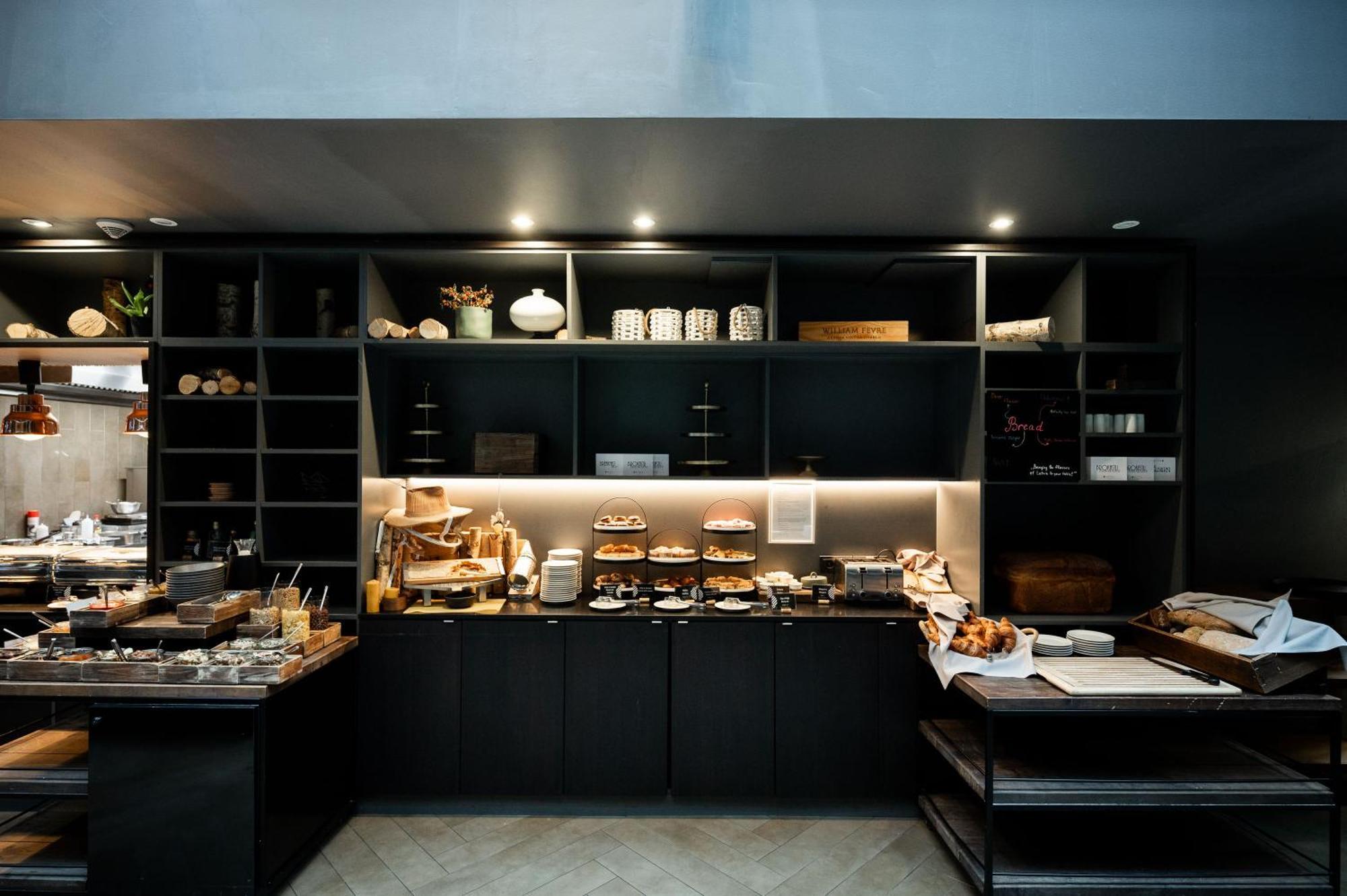 فندق بولمان ريغا أولد تاون المظهر الخارجي الصورة The buffet at the lounge