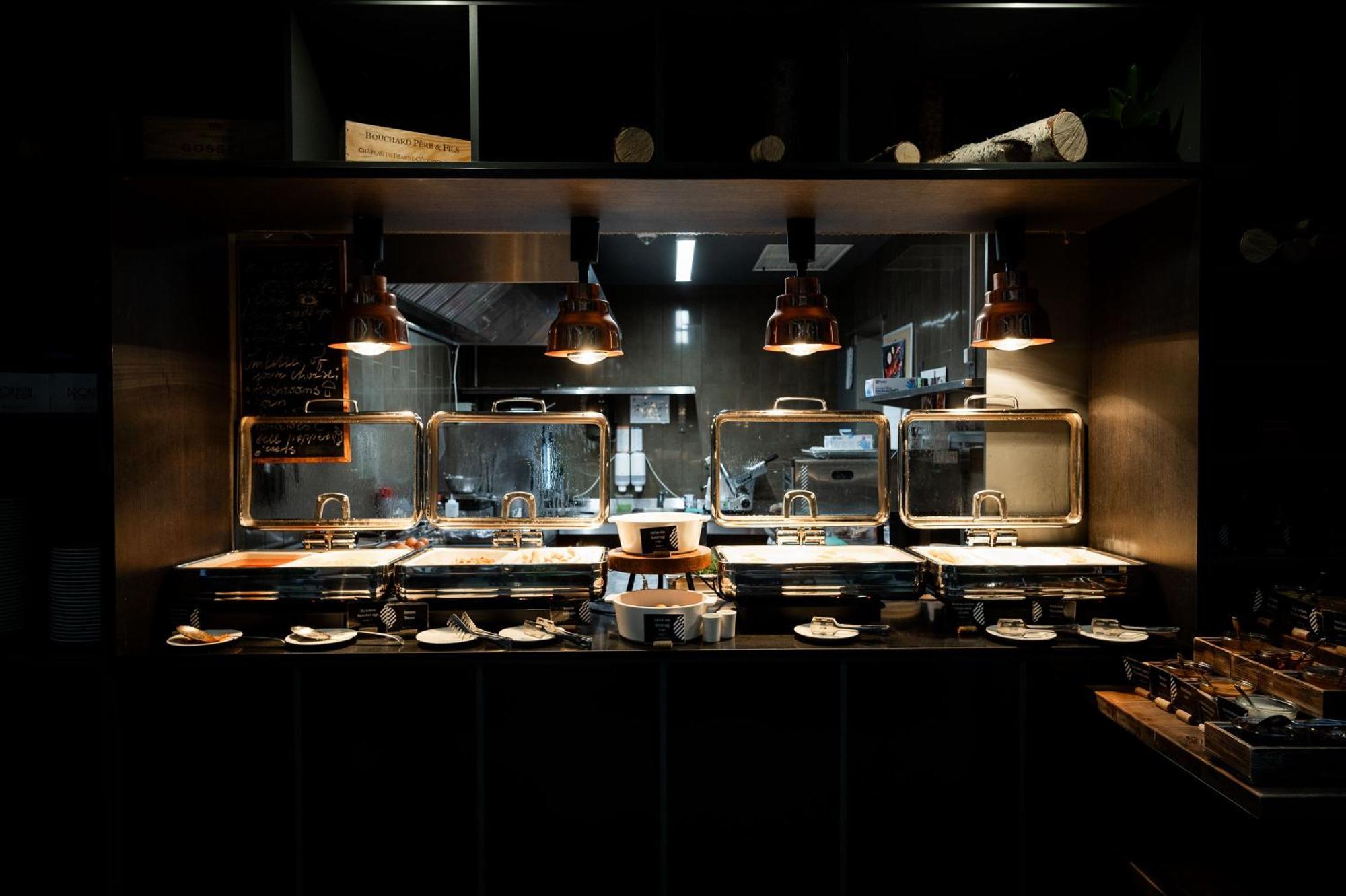 فندق بولمان ريغا أولد تاون المظهر الخارجي الصورة The open kitchen at the restaurant