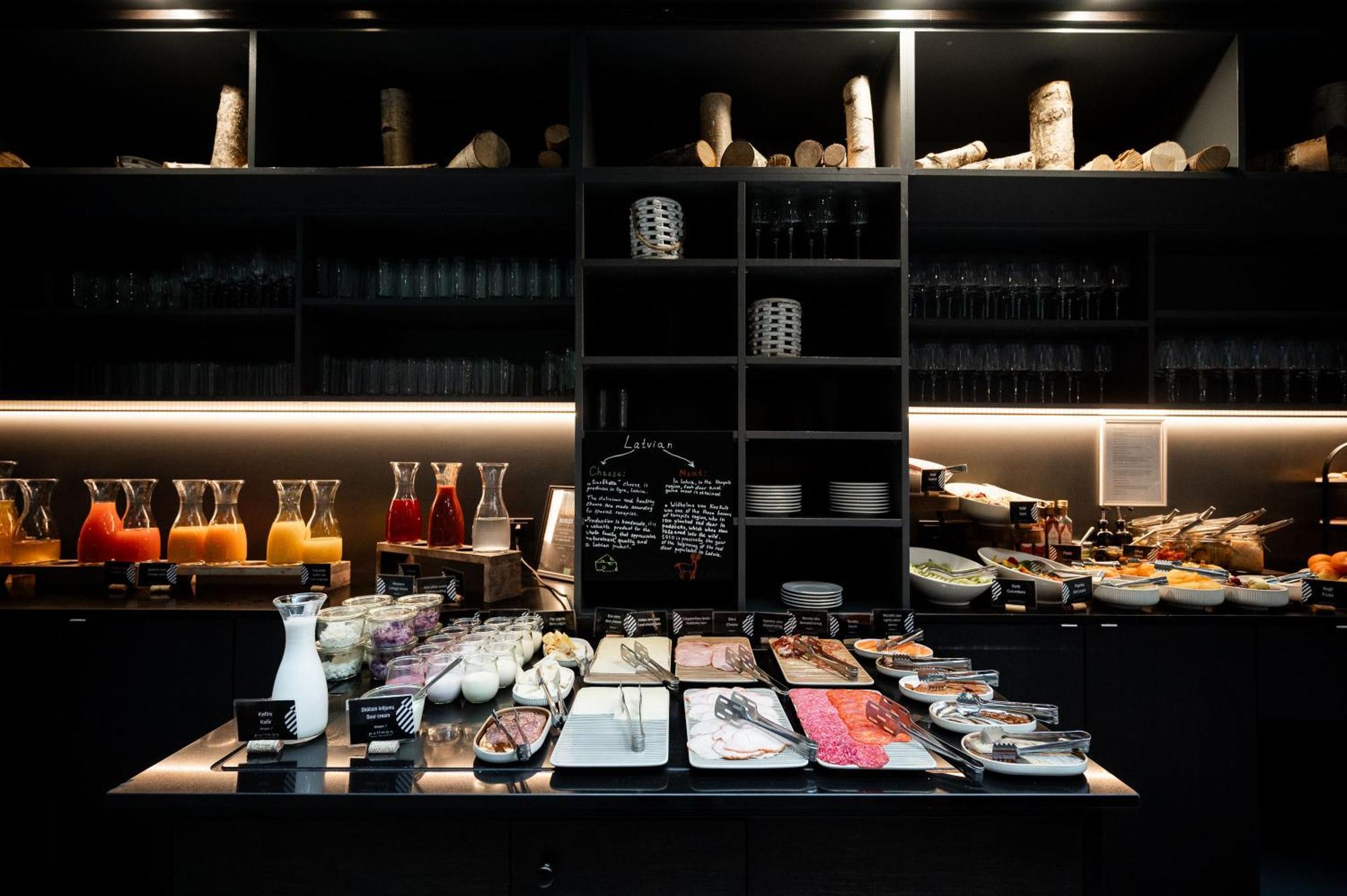 فندق بولمان ريغا أولد تاون المظهر الخارجي الصورة A buffet at a restaurant