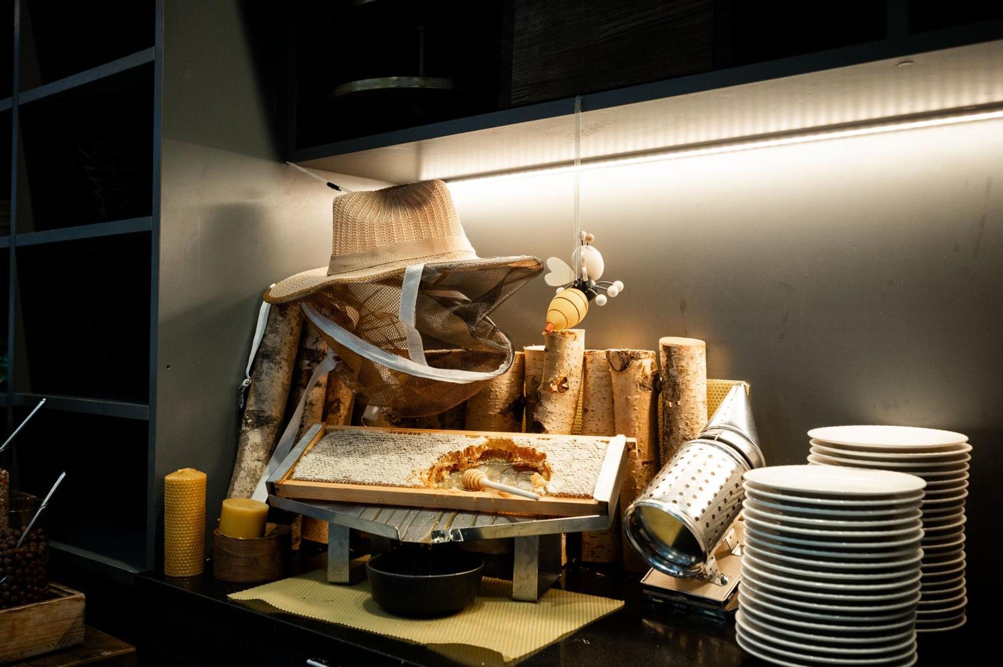 فندق بولمان ريغا أولد تاون المظهر الخارجي الصورة A display of a whole duck at a restaurant