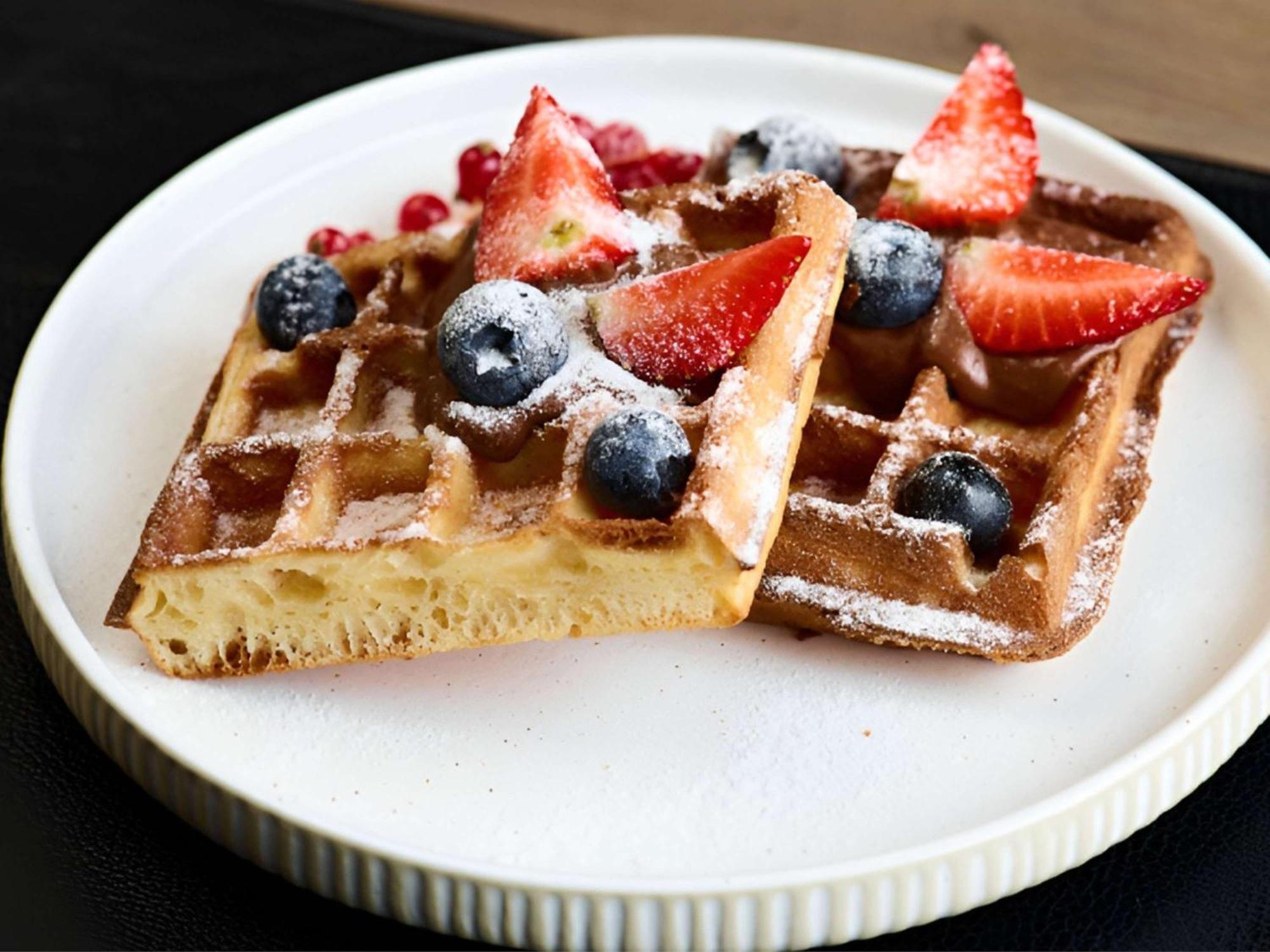 فندق بولمان ريغا أولد تاون المظهر الخارجي الصورة A square Liège waffle with fruit