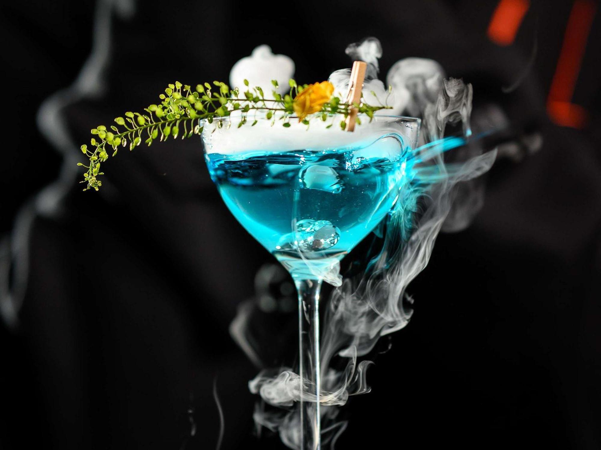 فندق بولمان ريغا أولد تاون المظهر الخارجي الصورة A cocktail prepared with liquid nitrogen