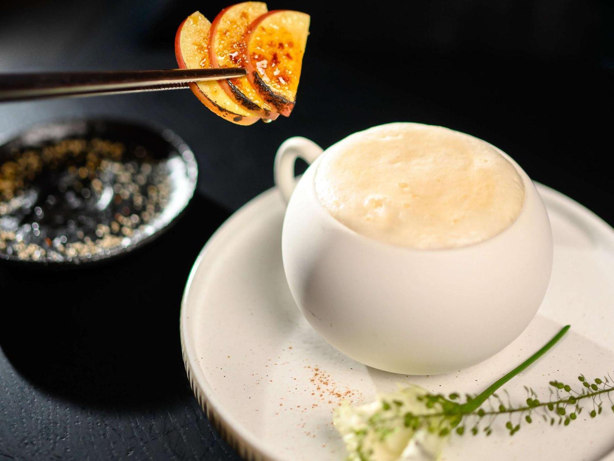 فندق بولمان ريغا أولد تاون المظهر الخارجي الصورة A cup of coffee with a slice of orange