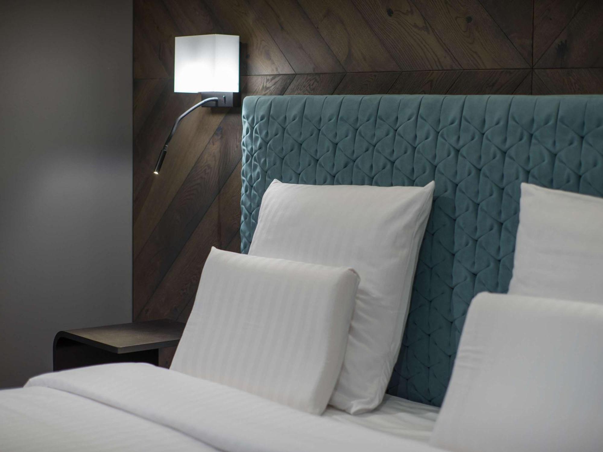 فندق بولمان ريغا أولد تاون المظهر الخارجي الصورة A bed with a headboard