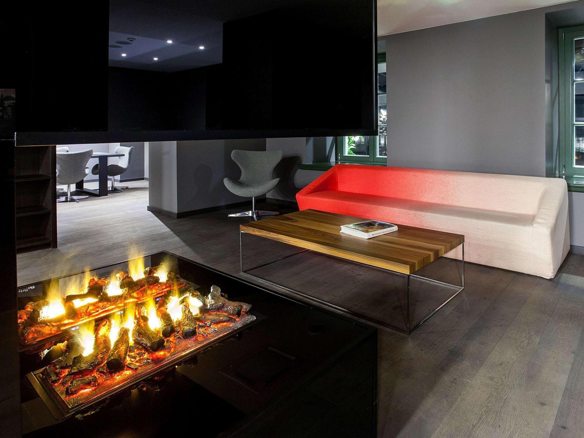 فندق بولمان ريغا أولد تاون المظهر الخارجي الصورة A fireplace with a suspended TV