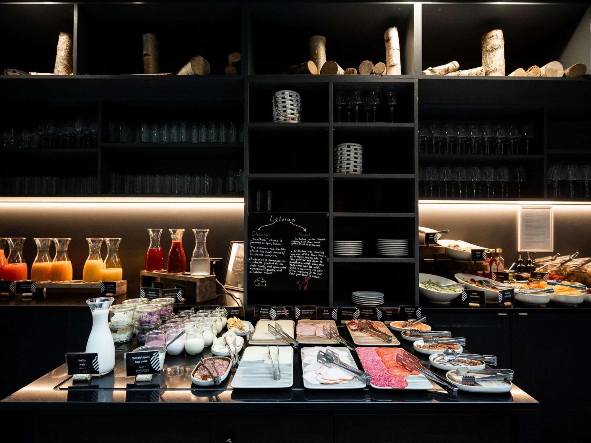 فندق بولمان ريغا أولد تاون المظهر الخارجي الصورة A buffet at a restaurant