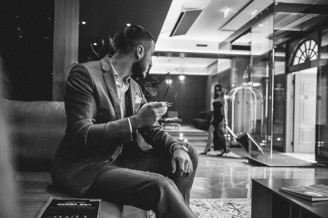 فندق بولمان ريغا أولد تاون المظهر الخارجي الصورة A man using a mobile phone
